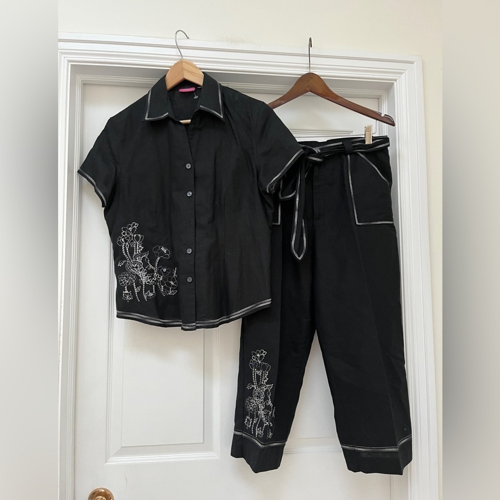 Cappagallo embroidered linen/cotton blend ladies shirt and capri set